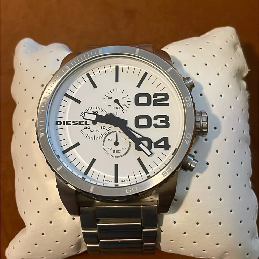 Diesel Men’s Stainless Steel Watch – Bold Modern Design – Quartz Movement